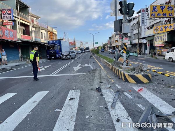 ▲屏東新埤台一線中正路營大貨車追撞前5台車輛事故            。（圖／記者陳崑福翻攝）