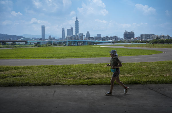 ▲▼台灣,台北,高溫,街景,路人,跑步,夏天             。（圖／達志影像／美聯社）