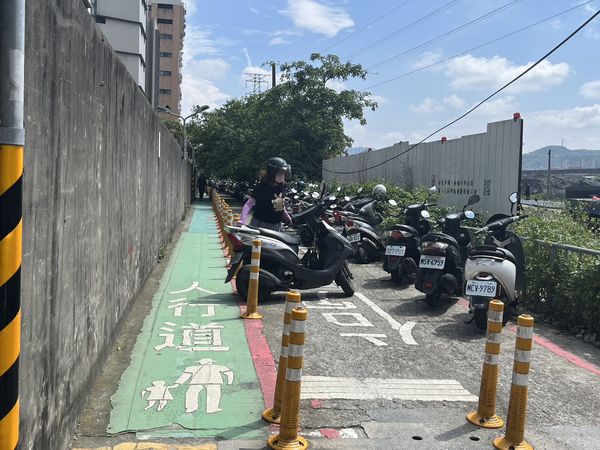 ▲▼魔鬼巷緊鄰輔大校園，許多師生會行經此道或在此停放機車。（圖／新北市政府提供）