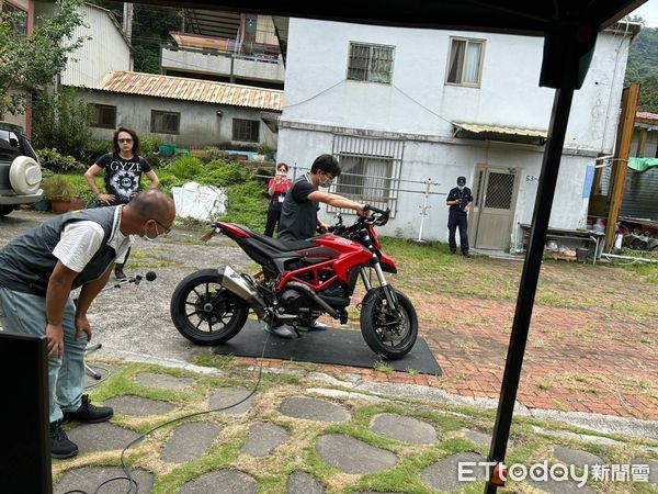 ▲台中「靜城專案」2.0啟動，7／18抓到違規改裝排氣管就開罰。（圖／台中市環保局提供）