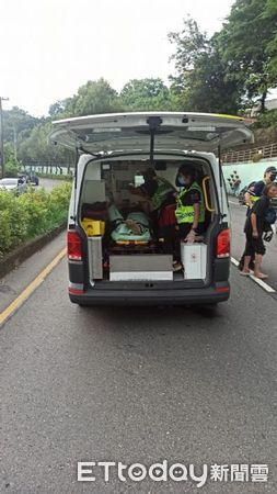 ▲自小客車於竹山鎮集山路三段自撞分隔島，車上3人受傷獲救。（圖／記者高堂堯翻攝）