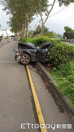 ▲自小客車於竹山鎮集山路三段自撞分隔島，車上3人受傷獲救。（圖／記者高堂堯翻攝）