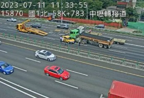 ▲▼    國1南向58.8K,大貨車+自小追撞佔用中內線事故,回堵5公里         。（圖／翻攝高速公路1968）