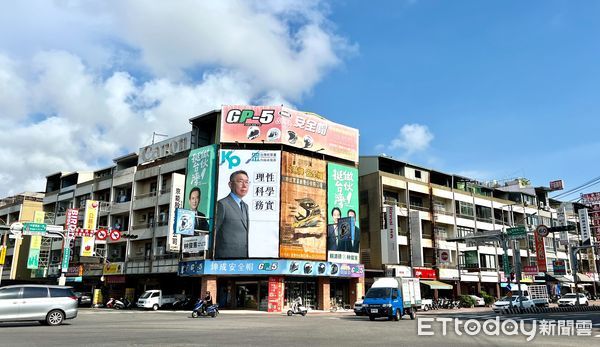 ▲民眾黨台南市黨部指出，在台南重要路口，也陸續出現幾塊懸掛柯文哲「理性」、「務實」、「科學」等字樣的形象看板，也正式宣告總統選戰真正的開打。（圖／記者林悅翻攝，下同）