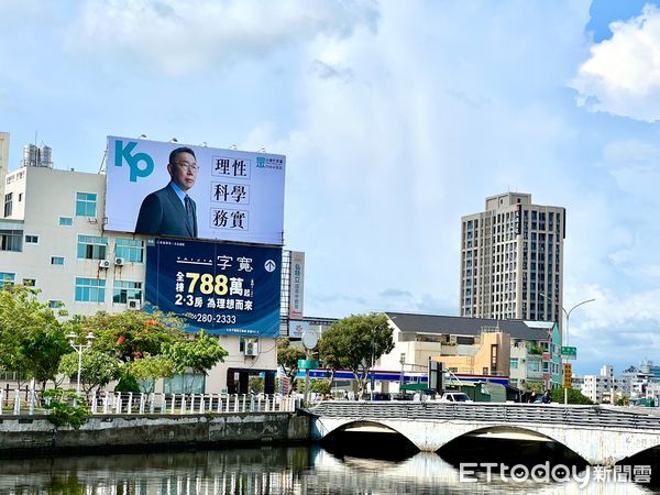 ▲民眾黨台南市黨部指出，在台南重要路口，也陸續出現幾塊懸掛柯文哲「理性」、「務實」、「科學」等字樣的形象看板，也正式宣告總統選戰真正的開打。（圖／記者林悅翻攝，下同）