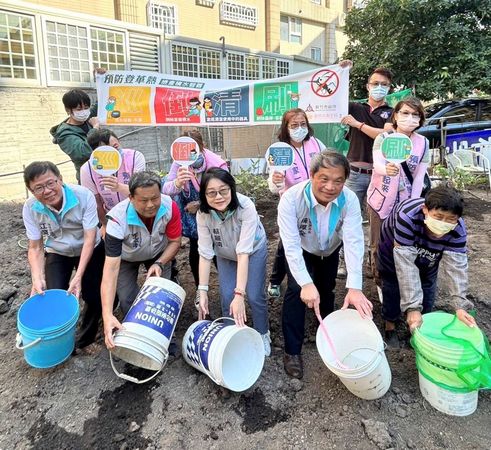 ▲新竹市副市長帶隊至金華里視察登革熱防治工作。（圖／新竹市政府提供）