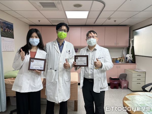 ▲中間為南投醫院復健科主任周建文，左右皆為語言治療師。（圖／衛福部南投醫院提供）