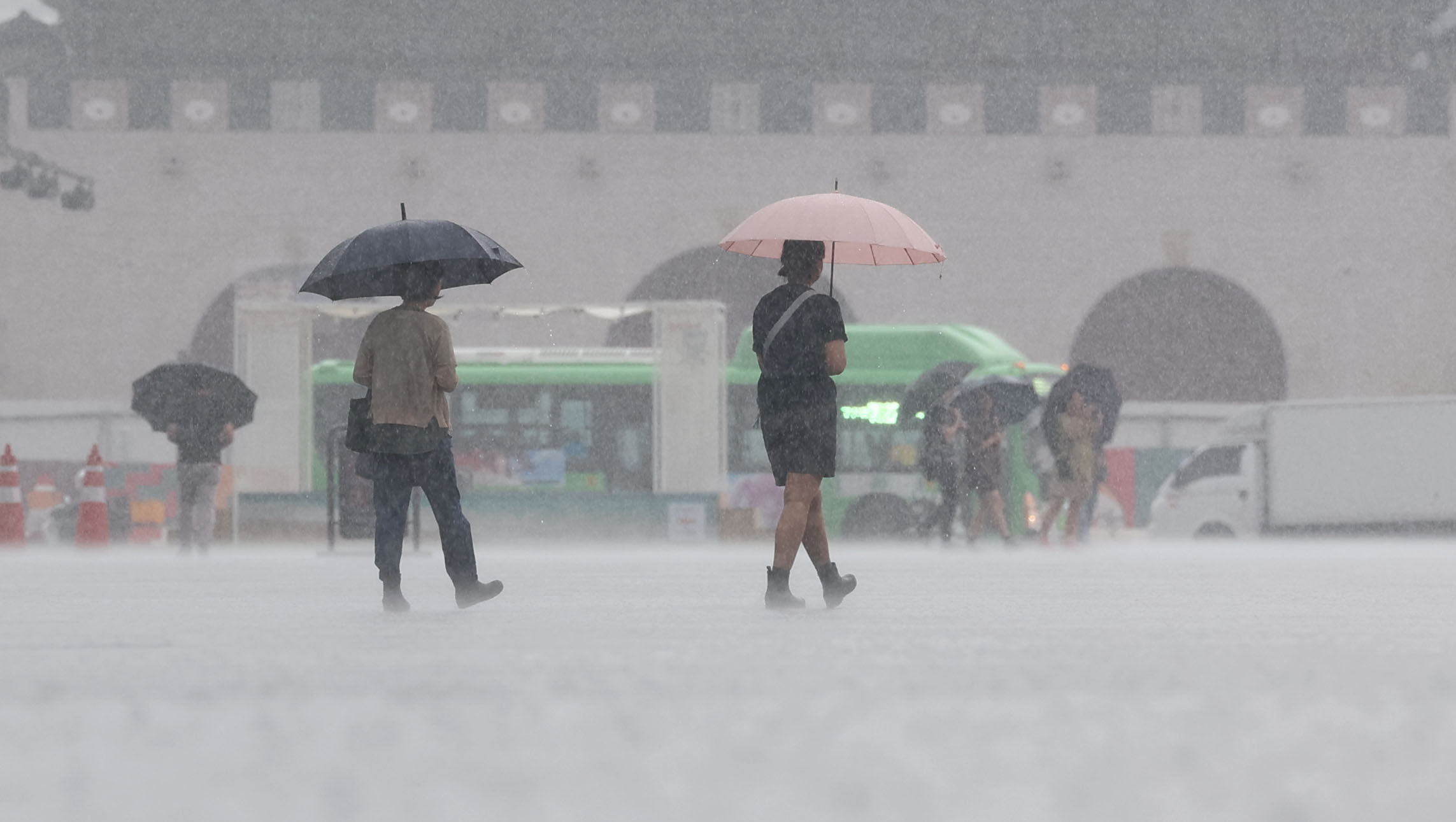 ▲▼南韓首爾11日降下豪雨。（圖／達志影像）
