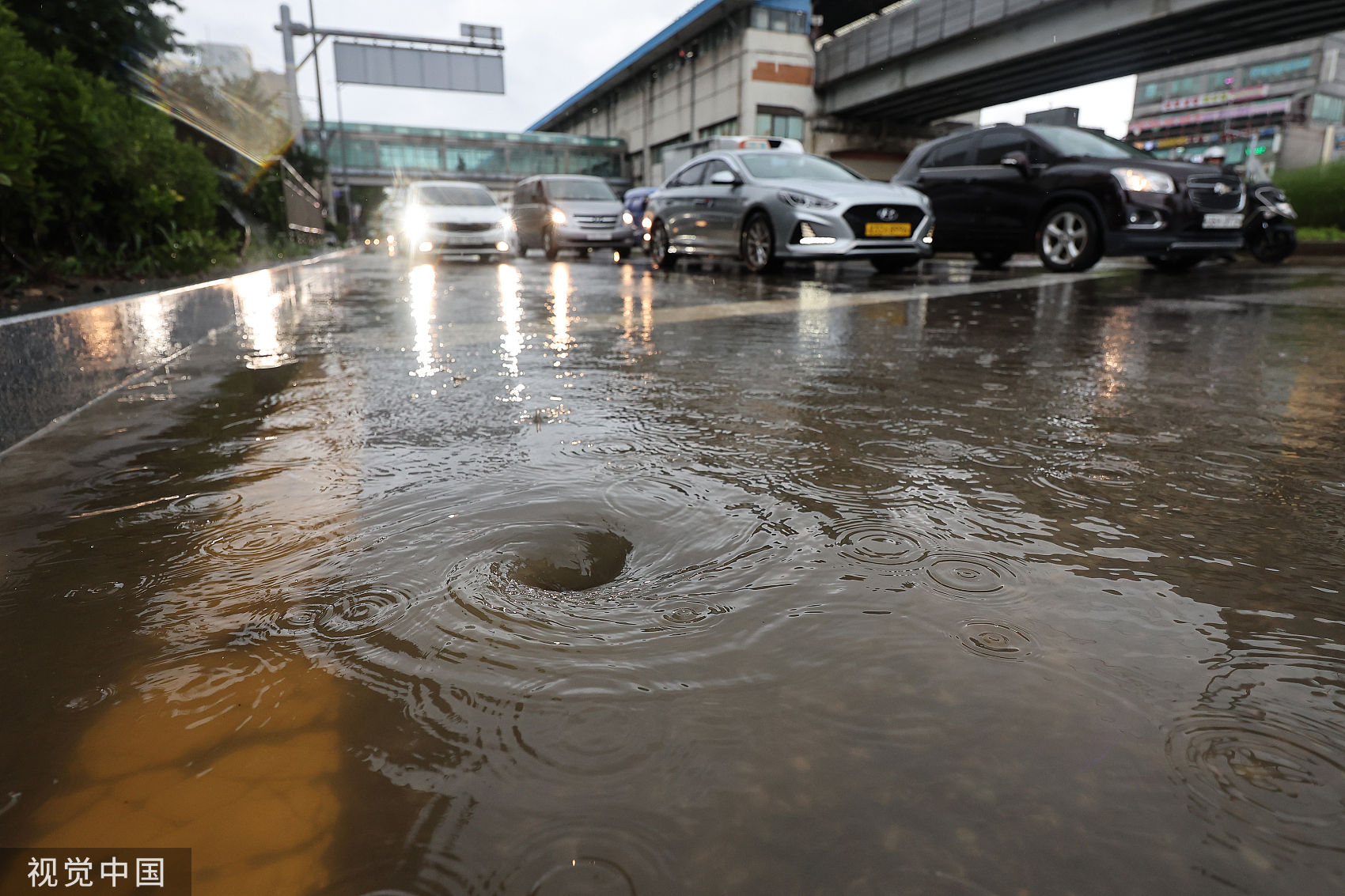 ▲▼南韓首爾特別市九老區道林川氾濫，附近道路淹水。（圖／CFP）