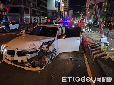 BMW男酒駕！警「確認眼神」攔車　他狂逃撞斷路燈...害路口大停電