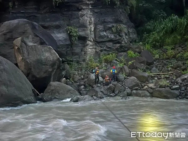 ▲嘉義縣阿里山鄉達娜伊谷附近山美大橋下11日因溪水暴漲，3名民眾受困對岸，向警消求援。（圖／記者翁伊森翻攝，下同）