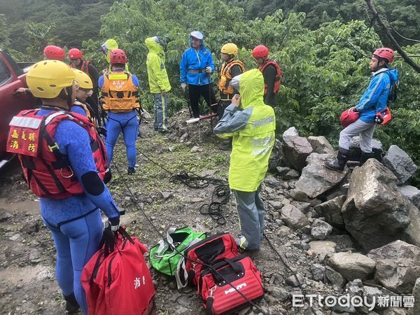 ▲嘉義縣阿里山鄉達娜伊谷附近山美大橋下11日因溪水暴漲，3名民眾受困對岸，向警消求援。（圖／記者翁伊森翻攝，下同）