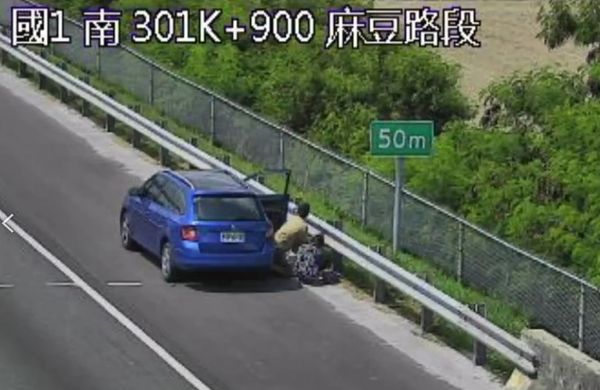 ▲▼   國道1號南下麻豆路段，一輛轎車車上乘客突失去生命跡象，駕駛緊急停靠路肩CPR          。（圖／翻攝高速公路1968）