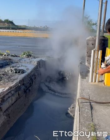 ▲▼屏東萬丹泥火山今年2度噴發。（圖／內灣村長陳玉意提供）