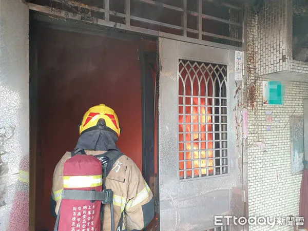 ▲台南市學甲區民權路1家民宅，12日上午11時12分許據報發生火警，現場冒出明火濃煙，消防人員射水搶救。（圖／記者林悅翻攝，下同）