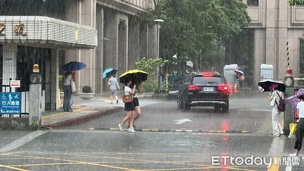 ▲▼午後雷陣雨。（圖／記者陳煥丞攝）