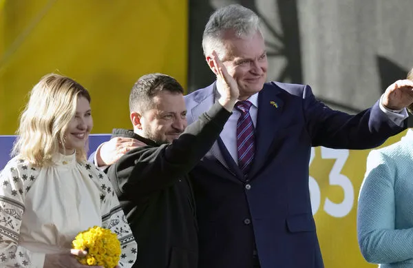▲▼澤倫斯基（中）和立陶宛总统瑙塞达（右）在北约峰会期间向公众发表讲话后挥手致意。（圖／CFP）