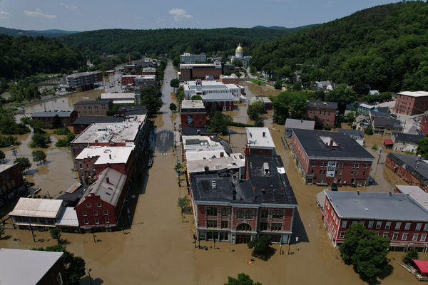▲▼ 美國東北部的佛蒙特州（Vermont）大雨引發的洪水已淹沒約有8000人口的蒙特佩利爾市中心。（圖／路透）