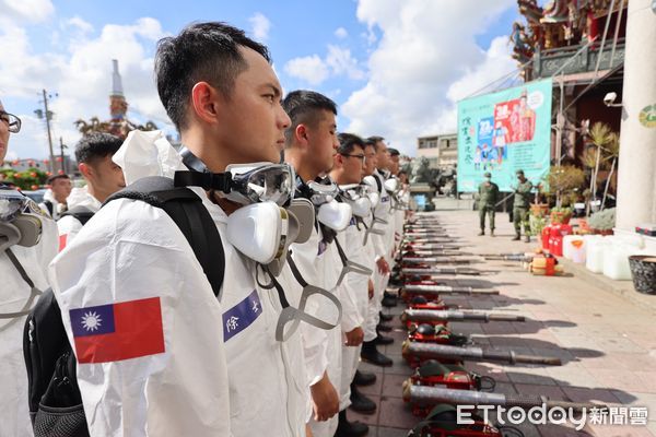 ▲台南市登革熱疫情延燒，八軍團39化兵群配合台南市政府作業，派遣百員兵力前往仁德區執行環境消毒作業。（圖／記者林悅翻攝，下同）