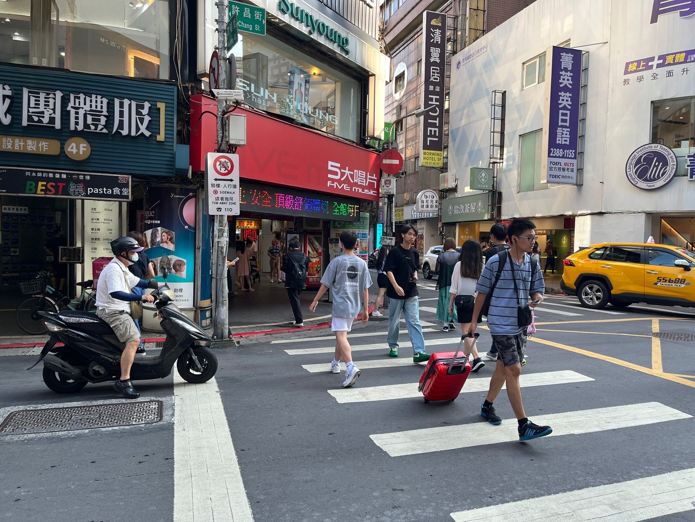 ▲▼王國材今日視察台北車站周邊路口。（圖／交通部）