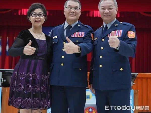 ▲▼ 新北副局長沈伯陽(中)退休            。（圖／記者戴上容翻攝）