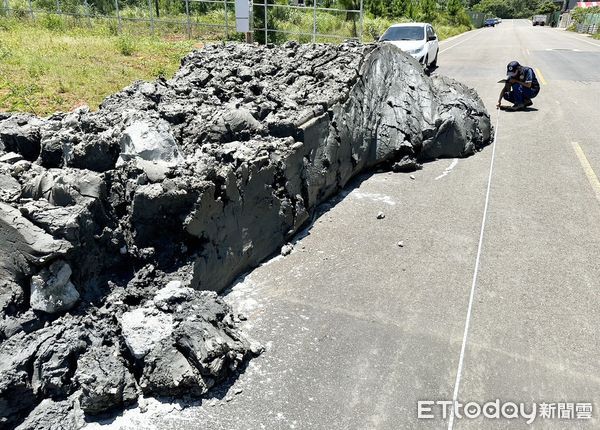 ▲桃園市環保局前天在楊梅區楊湖路一段巷道內查獲被棄置大量黑色廢土。（圖／記者沈繼昌翻攝）