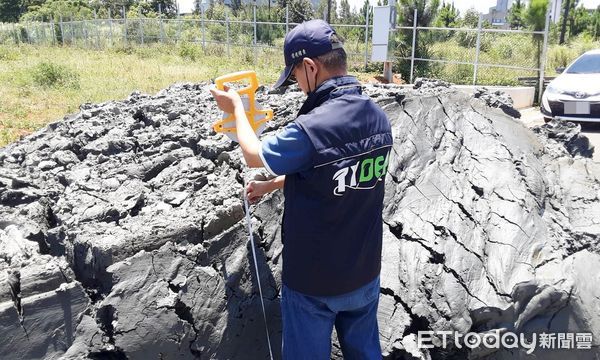 ▲桃園市環保局前天在楊梅區楊湖路一段巷道內查獲被棄置黑色廢土，經稽查人員測量多達24噸。（圖／記者沈繼昌翻攝）