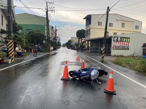 ▲女騎士被壓在自小客車底，民眾起重機救援             。（圖／屏東小鎮資訊及民眾提供）