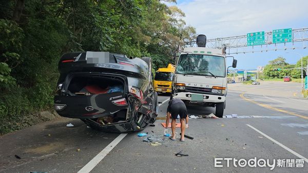 ▲▼苗栗自小客車行經下坡彎道先衝入山溝再撞上對向大貨車，車上2人受傷送醫，自小客駕駛酒測值1.09。（圖／記者蔡文淵翻攝）