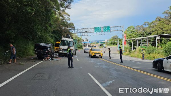 ▲▼苗栗自小客車行經下坡彎道先衝入山溝再撞上對向大貨車，車上2人受傷送醫，自小客駕駛酒測值1.09。（圖／記者蔡文淵翻攝）