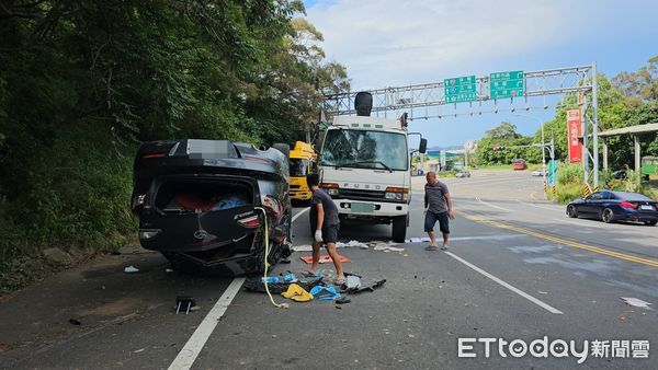 ▲▼苗栗自小客車行經下坡彎道先衝入山溝再撞上對向大貨車，車上2人受傷送醫，自小客駕駛酒測值1.09。（圖／記者蔡文淵翻攝）