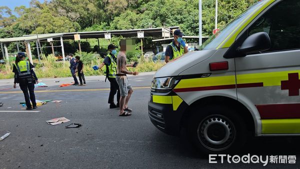 ▲▼苗栗自小客車行經下坡彎道先衝入山溝再撞上對向大貨車，車上2人受傷送醫，自小客駕駛酒測值1.09。（圖／記者蔡文淵翻攝）