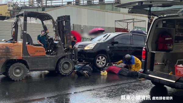 ▲女騎士被壓在自小客車底，民眾起重機救援             。（圖／屏東小鎮資訊及民眾提供）