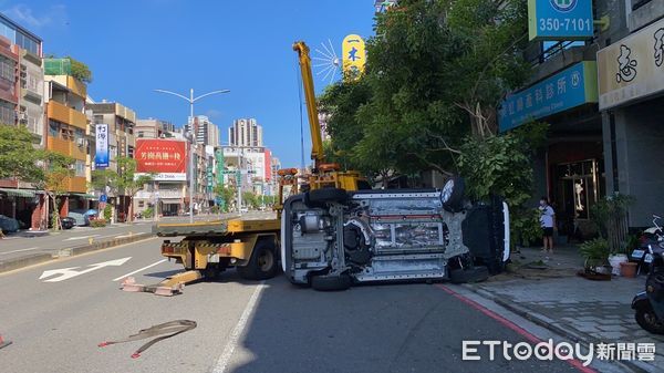 ▲▼衝撞畫面曝！高雄轎車失控猛撞小貨車翻覆，路旁3機車慘被波及。（圖／記者賴文萱翻攝）