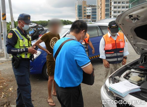 ▲監理站警方及分署書記官現場執行攔查與查封車輛            。（圖／記者陳崑福翻攝）