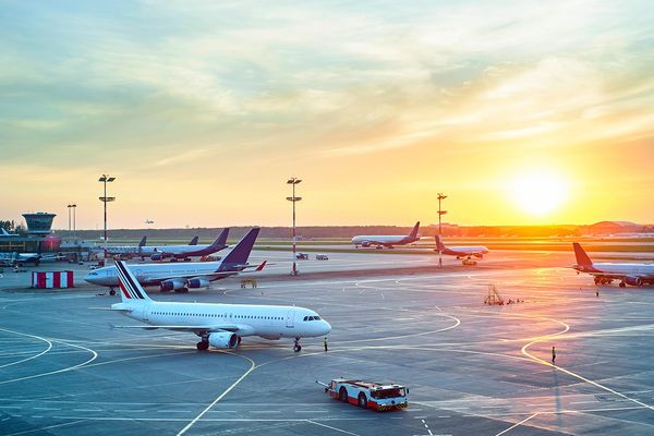 ▲國泰航空香港機票買一送一,易遊網上半年機票營收較2019年同期成長6成。（圖／易遊網提供）