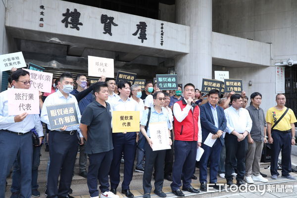 ▲▼駕駛員、遊覽車業、小客車租賃業等六大產業反對重啟服貿。（圖／記者屠惠剛攝）