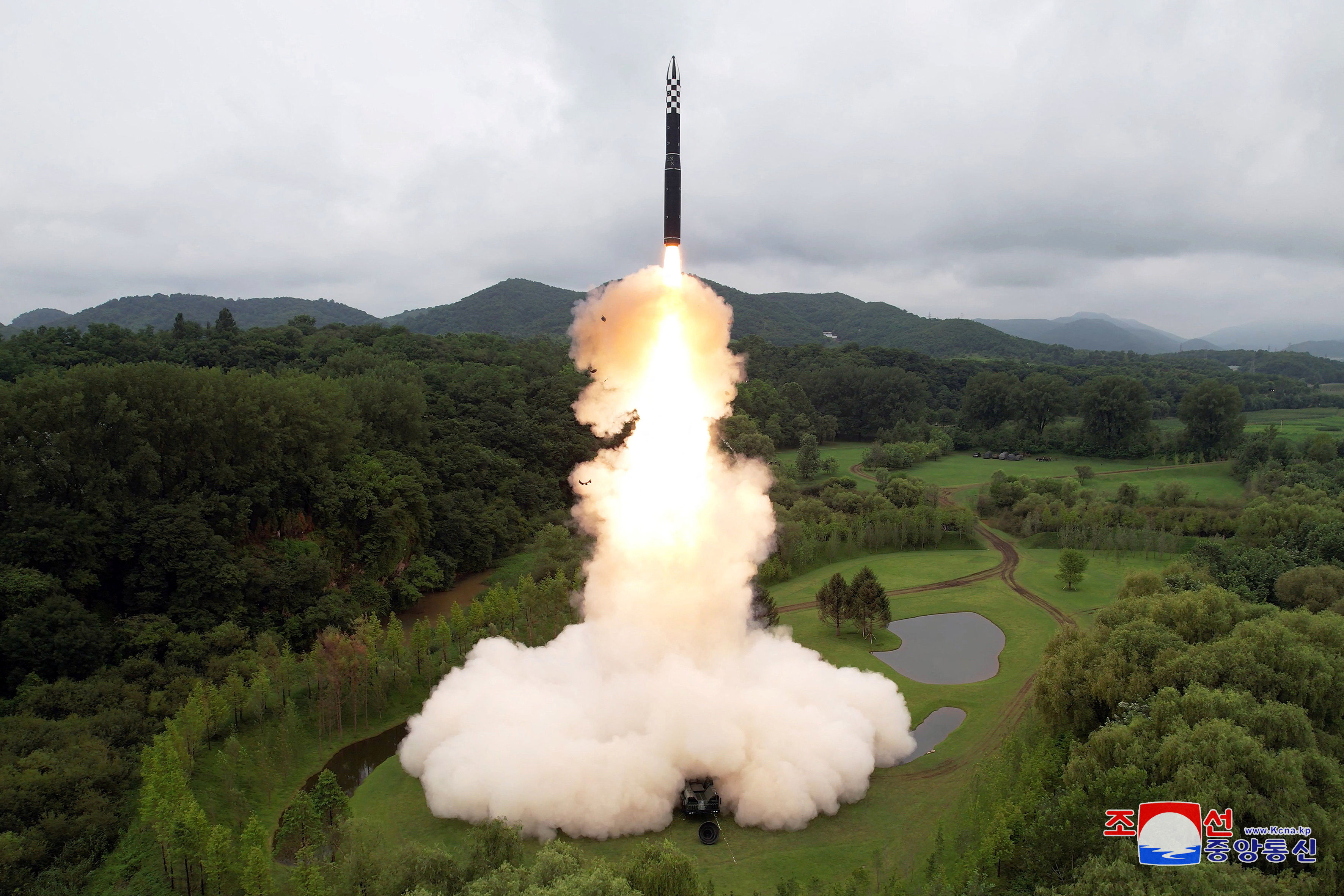 ▲▼北韓12日上午在金正恩視察指揮下，試射新型固態燃料ICBM火星-18型。（圖／路透）