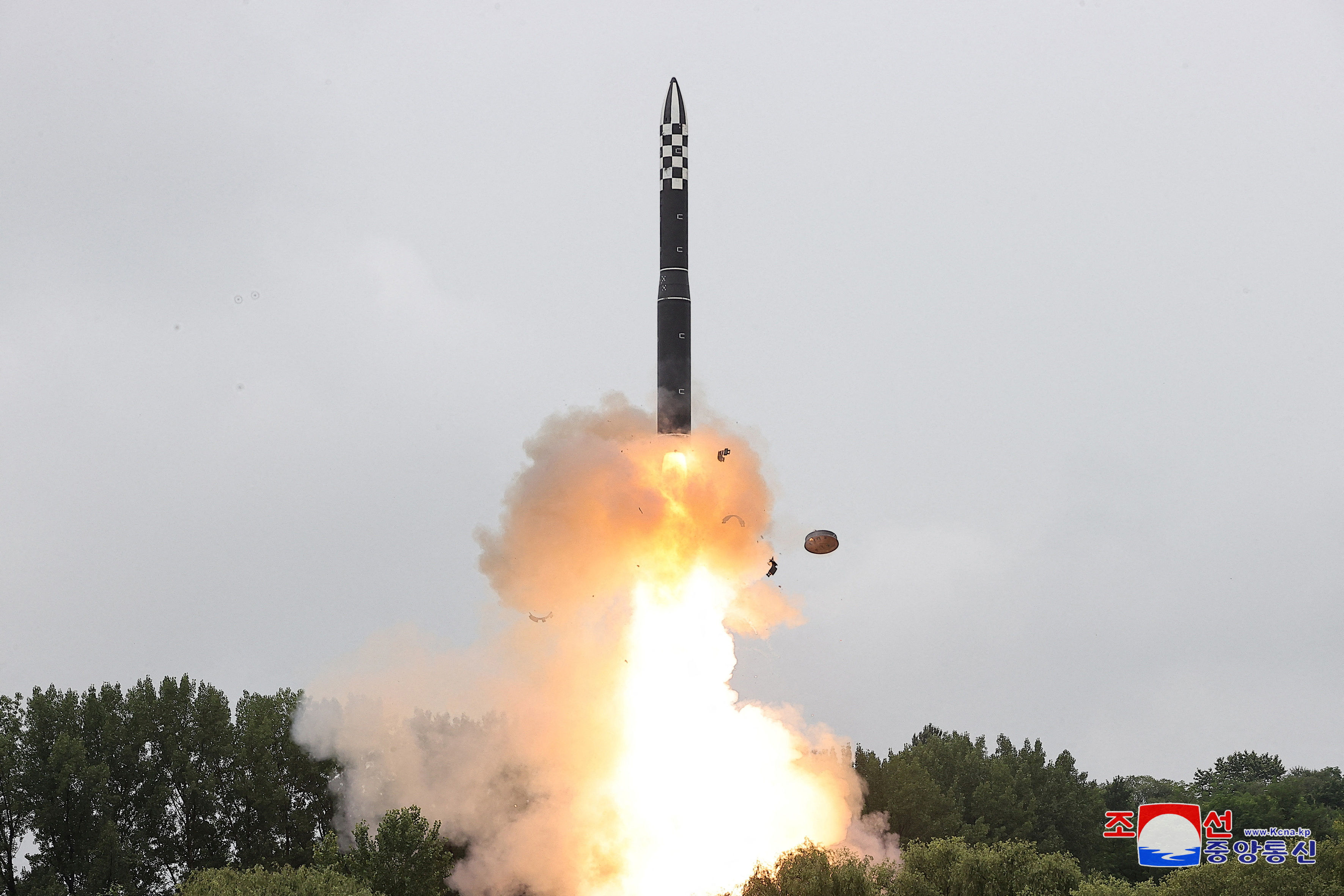 ▲▼北韓12日上午在金正恩視察指揮下，試射新型固態燃料ICBM火星-18型。（圖／路透）