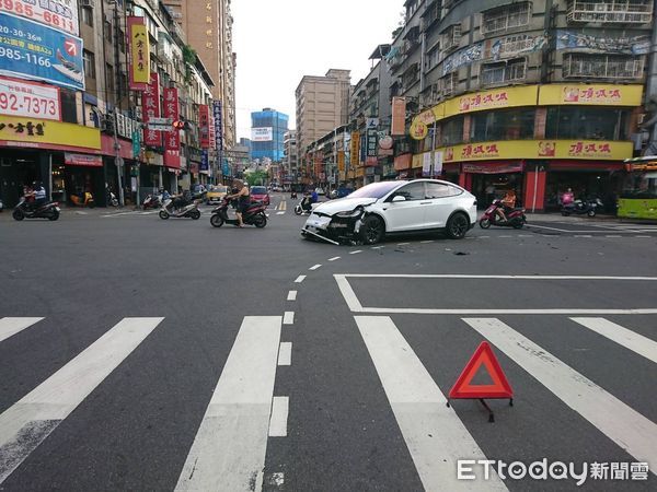 ▲▼特斯拉車頭凹陷 。（圖／記者戴上容翻攝）