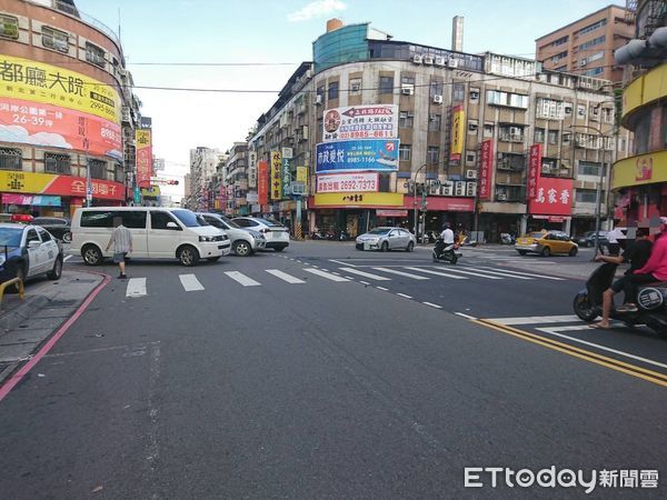 ▲▼特斯拉車頭凹陷 。（圖／記者戴上容翻攝）