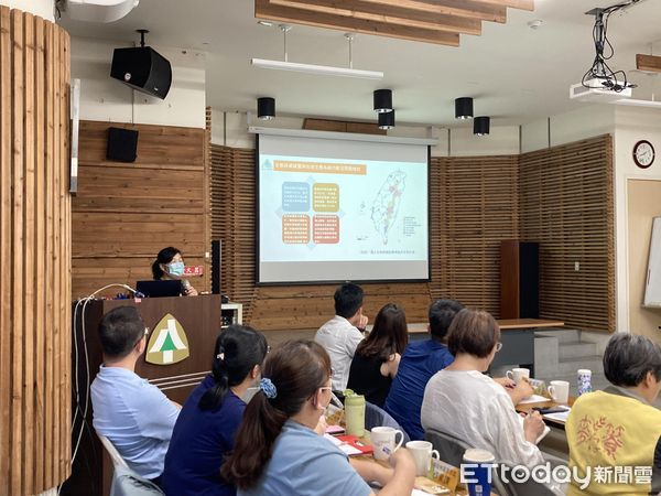 ▲特生中心組長薛美莉說明國土生態綠網彰雲海岸濕地保育軸帶。（圖／南投林區管理處提供）