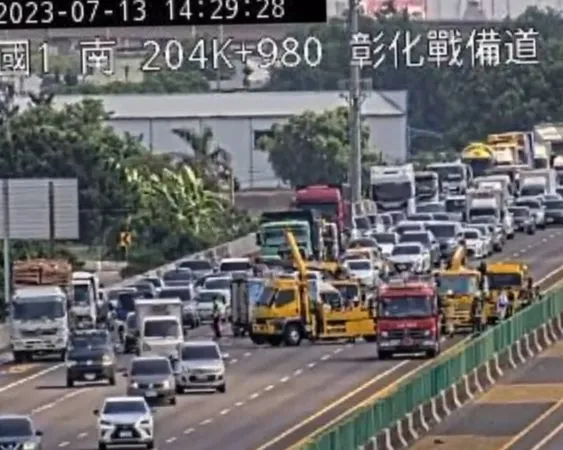 ▲國道1號秀水路段2車翻覆後方塞成一團。（圖／翻攝即時路況）