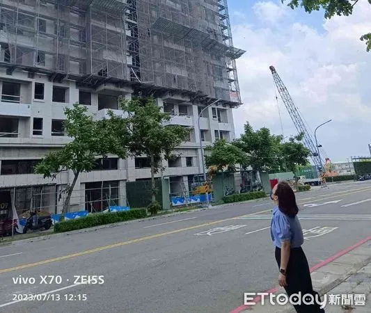 ▲房價所得比創新高，台南市立委參選人陳以信、王家貞、姚正玉指出，年輕人買不起房，連帶引發不婚不生不育的浪潮，下架民進黨救救年輕世代，才能化解危機。（圖／記者林悅翻攝，下同）