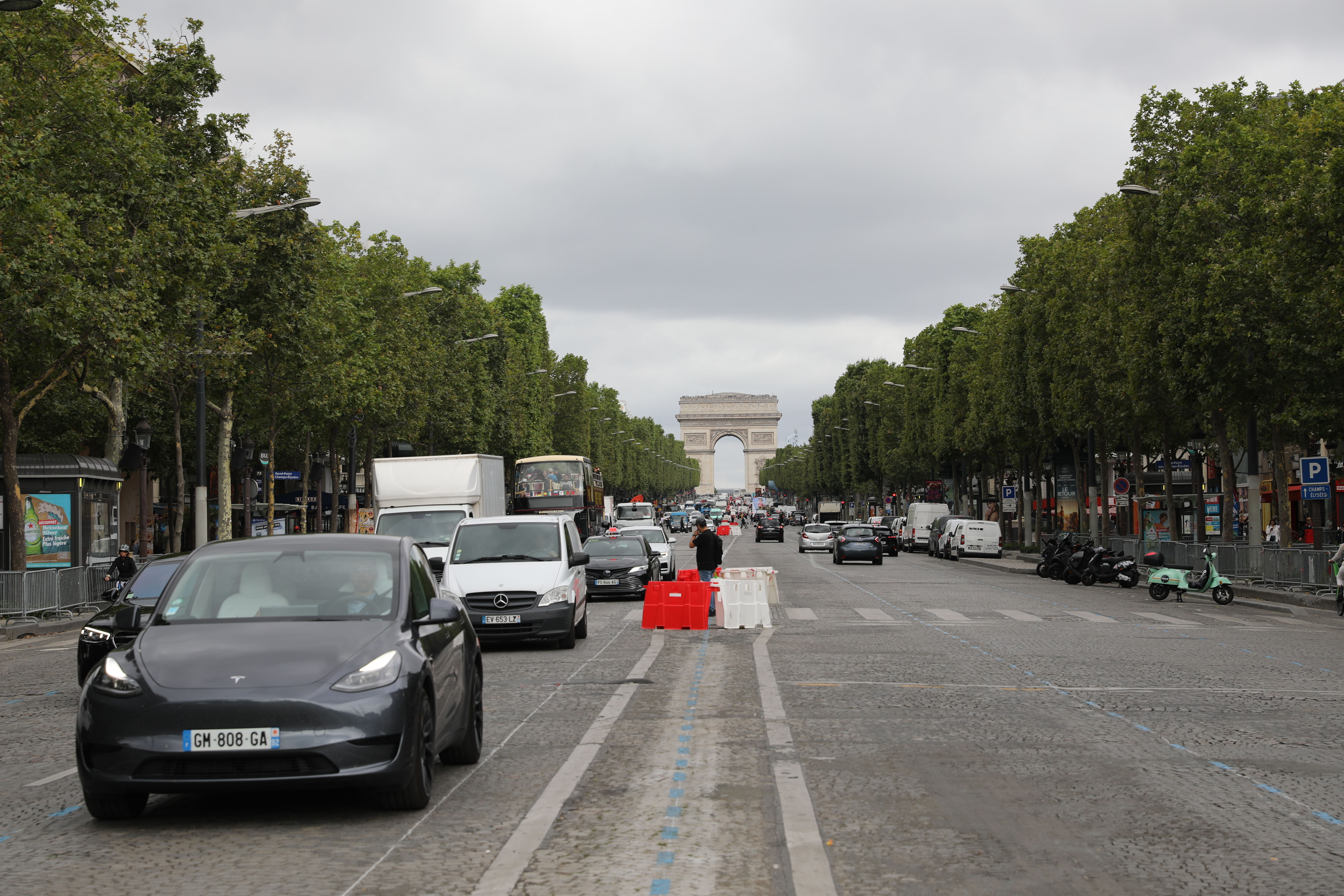▲法國巴黎針對休旅車提高停車費 。（圖／路透）