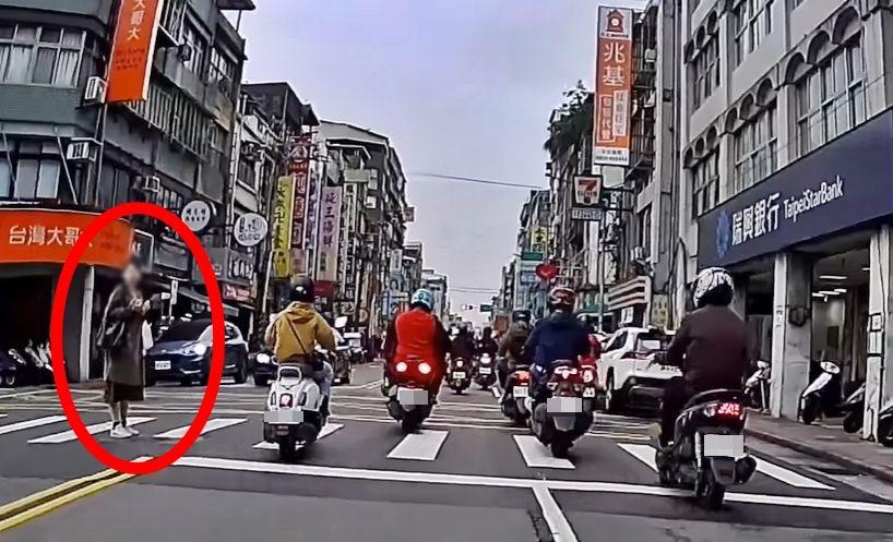 ▲▼台北女行人過馬路被狂刷　「正義騎士」幫出氣！警18秒連開8罰單。（圖／翻攝自YouTube／WoWtchout - 地圖型行車影像分享平台）