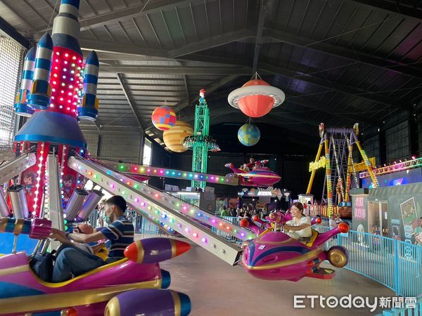 ▲炎炎夏日，台南學甲的頑皮世界野生動物園，特別為水豚送上西瓜點心，平時只會放空發懶的水豚，立刻大口品嚐，讓人看了十足療癒。（圖／記者林悅翻攝，下同）