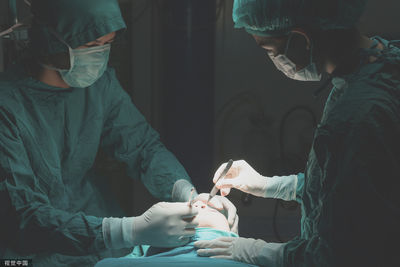 手術衣為何是綠色？醫揭「2真實原因」：讓眼睛別被轟炸