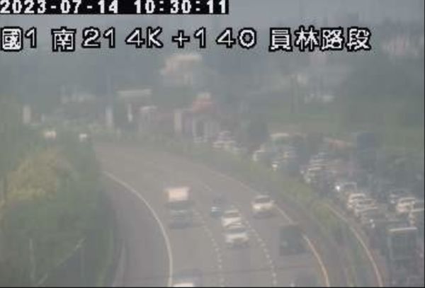 ▲07/14,10:22國1南向215.8K，1大貨+1小客追撞事故佔中線車道，回堵2k，請用路人小心駕駛。（圖／翻攝自高速公路1968）