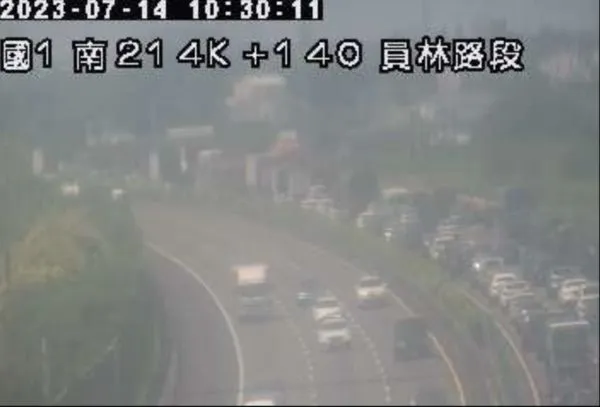 ▲07/14,10:22國1南向215.8K，1大貨+1小客追撞事故佔中線車道，回堵2k，請用路人小心駕駛。（圖／翻攝自高速公路1968）